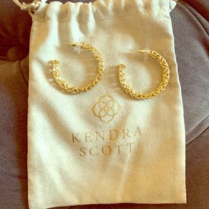 Kendra Scott small gold Maggie hoops!